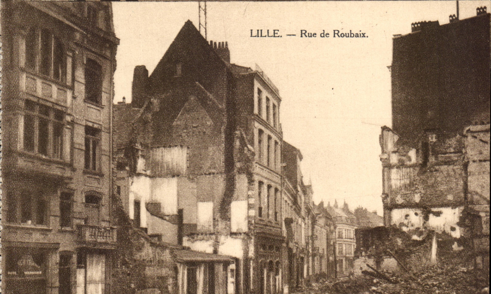 CPA Lille Street of Roubaix Militaria