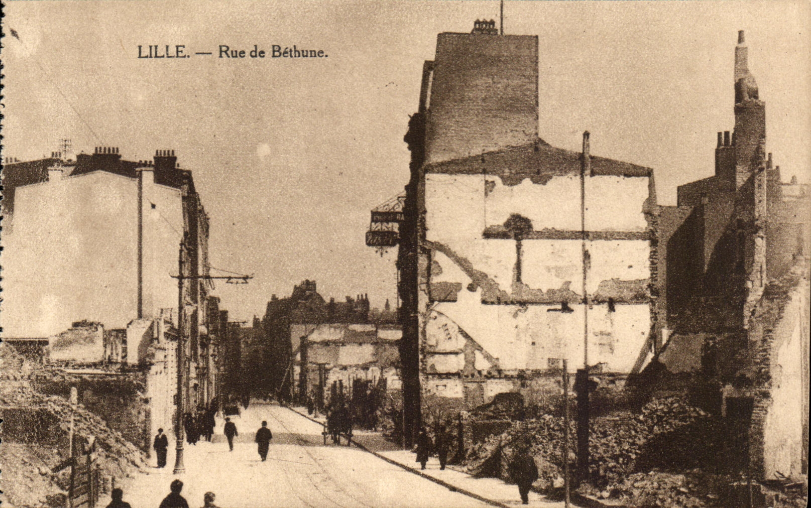 CPA Lille Street of Bethune Militaria