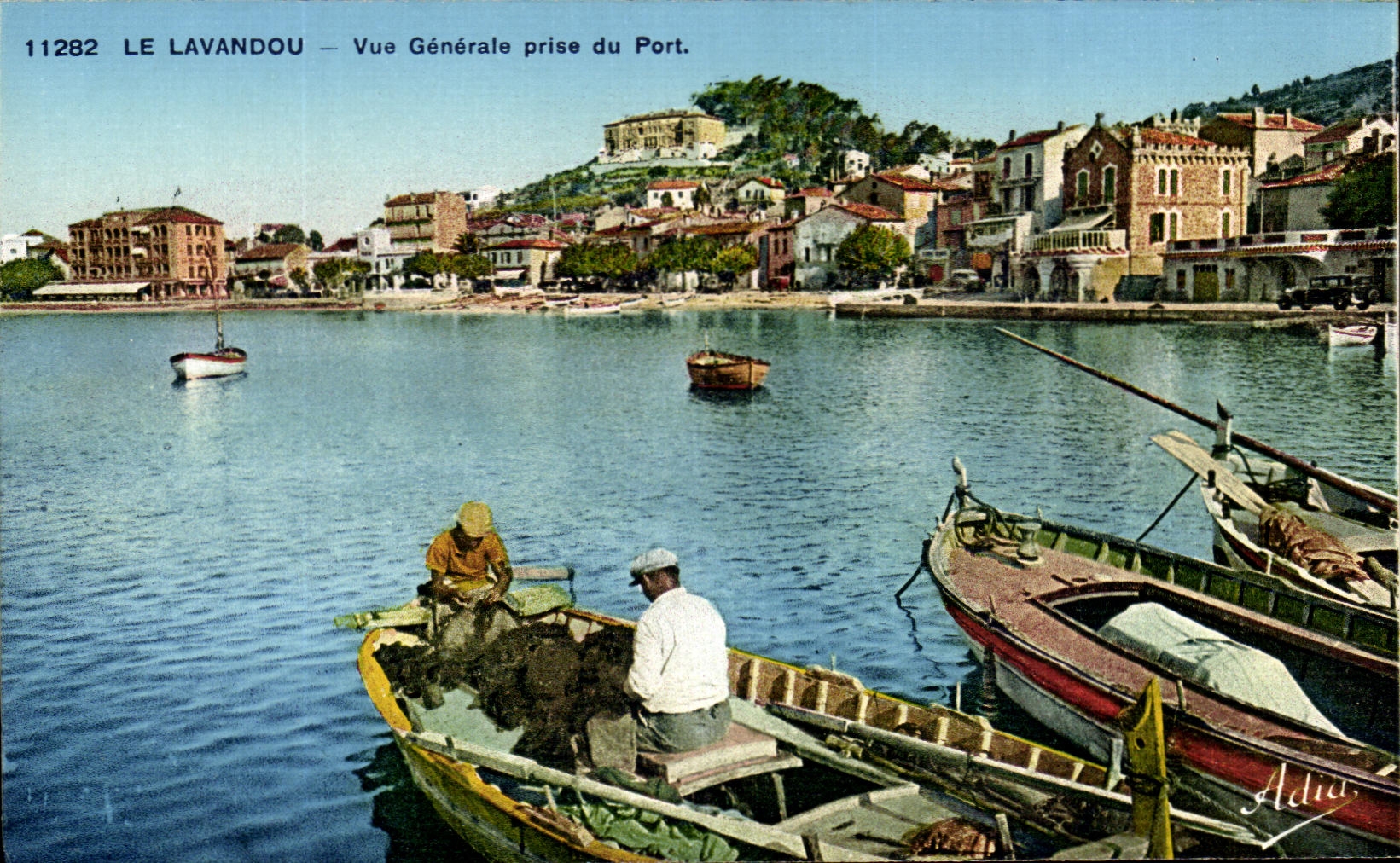 CPA Le Lavandou Vue Generale Prise du Port Bateau