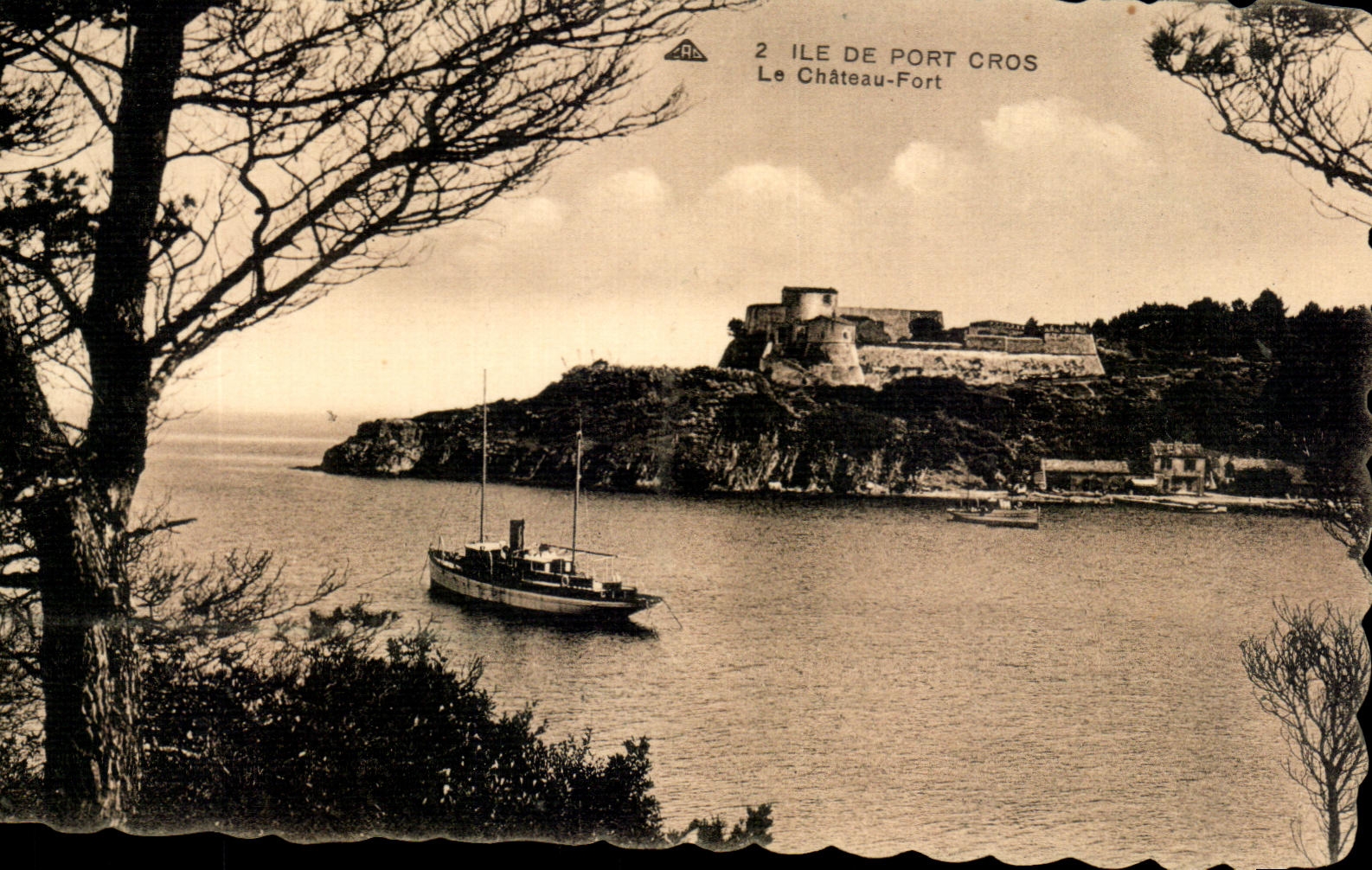 CPA Ile De Port Cros Le Chateau Fort Bateau
