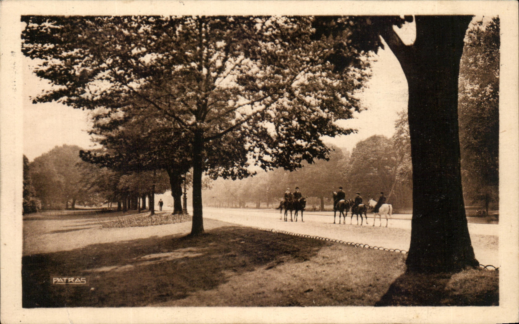 CPA Pretty corners of Paris Avenue of the Bois de Boulogne Horse