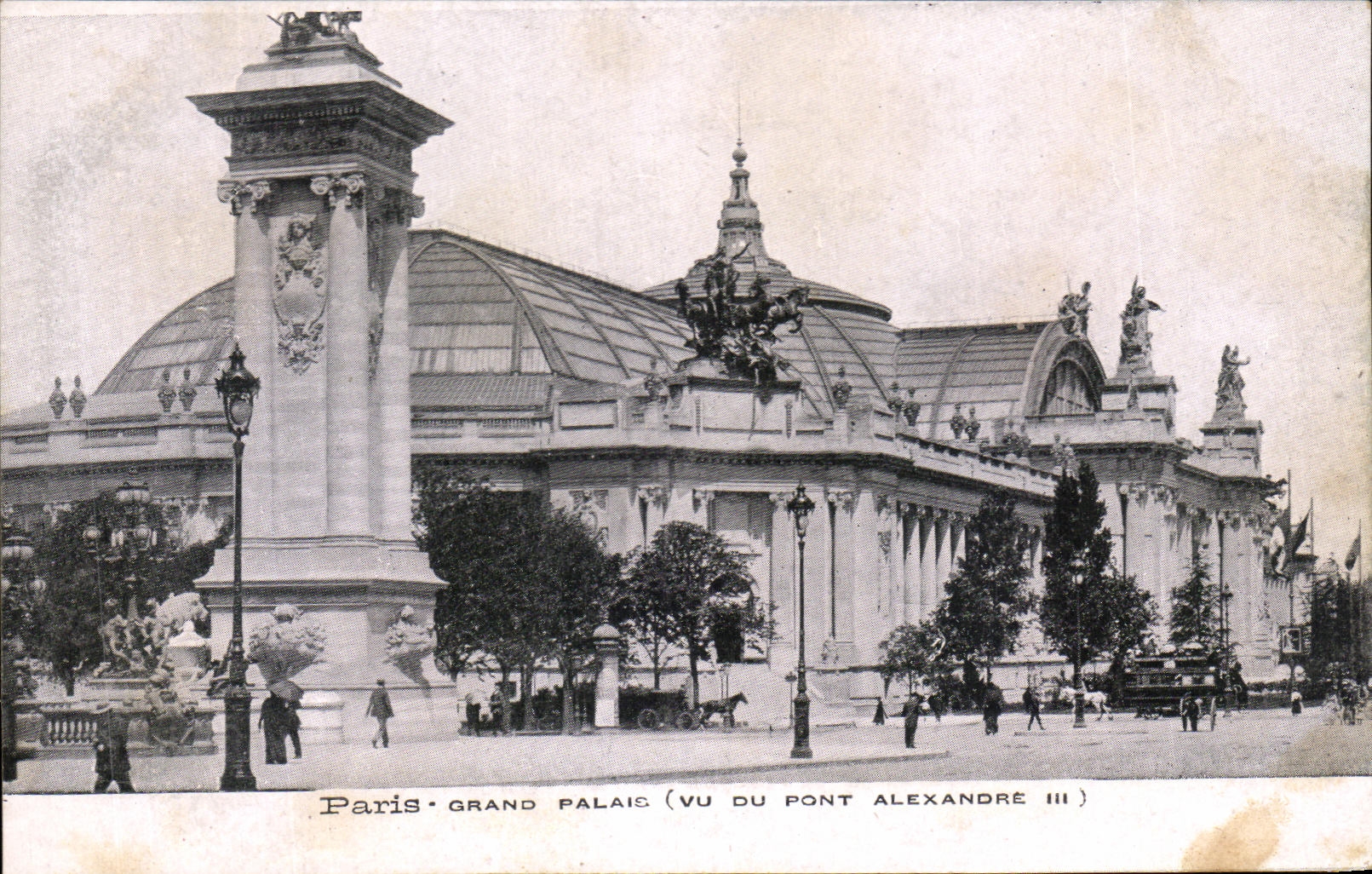 CPA Paris Grand Palais Seen of the bridge Alexandre III