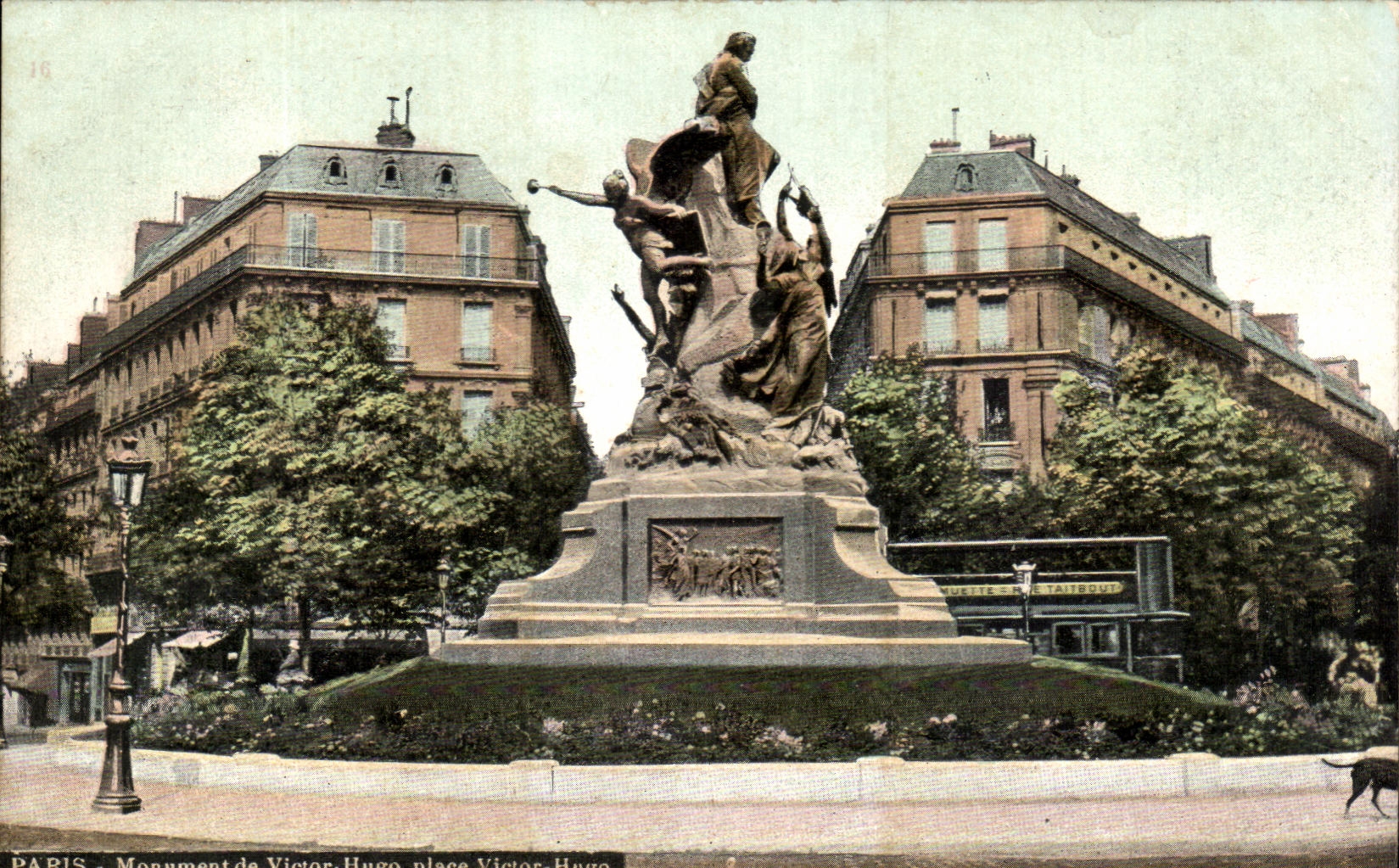 CPA Paris Monument de Victor Hugo place Victor Hugo