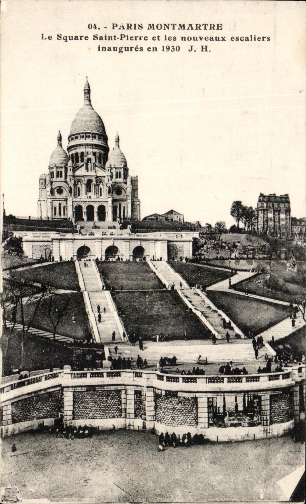 CPA Paris Montmartre the Public garden Saint Pierre and the new staircases Crowns Heart