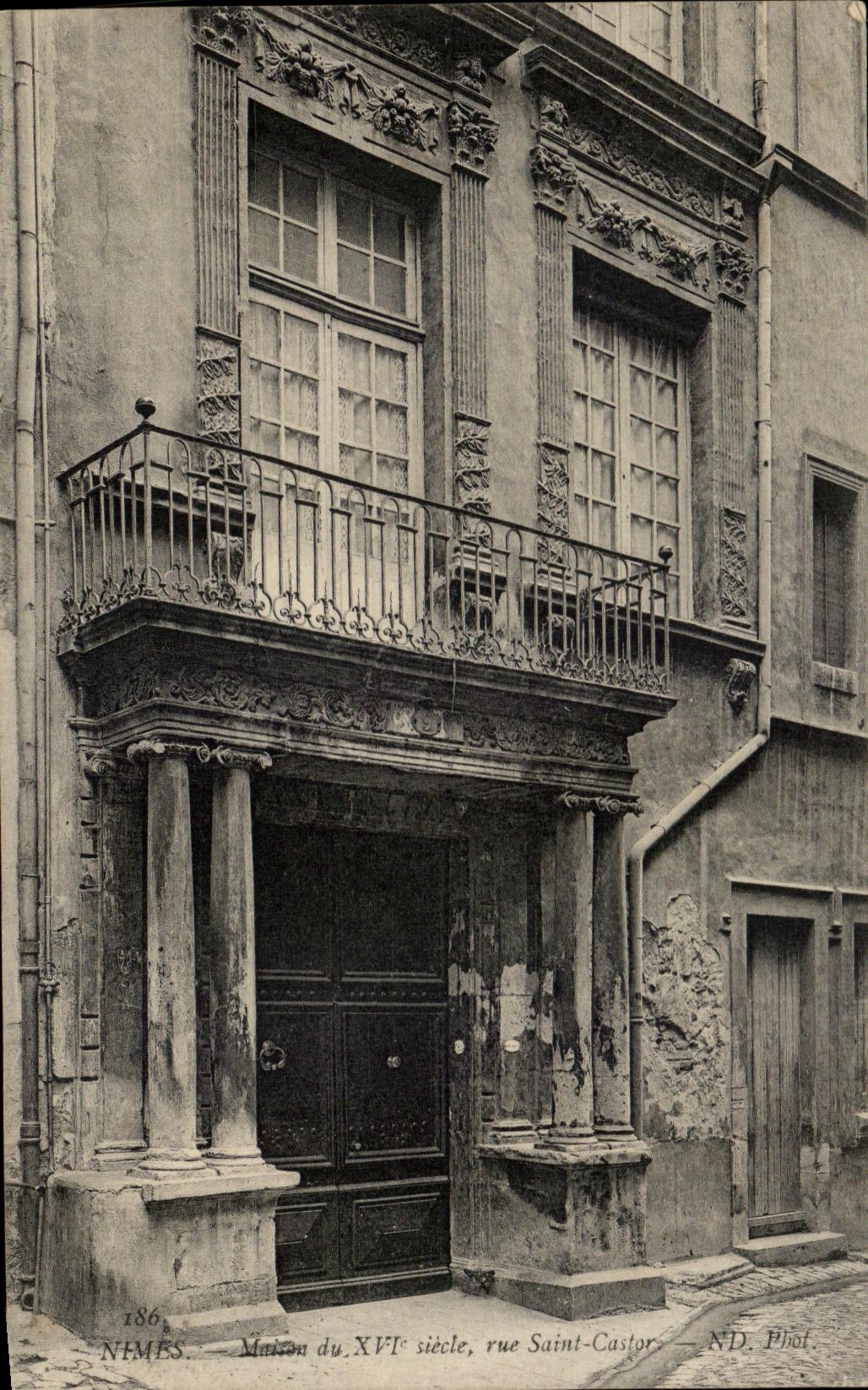 CPA Nimes Maison du 16eme siecle rue Saint Castor