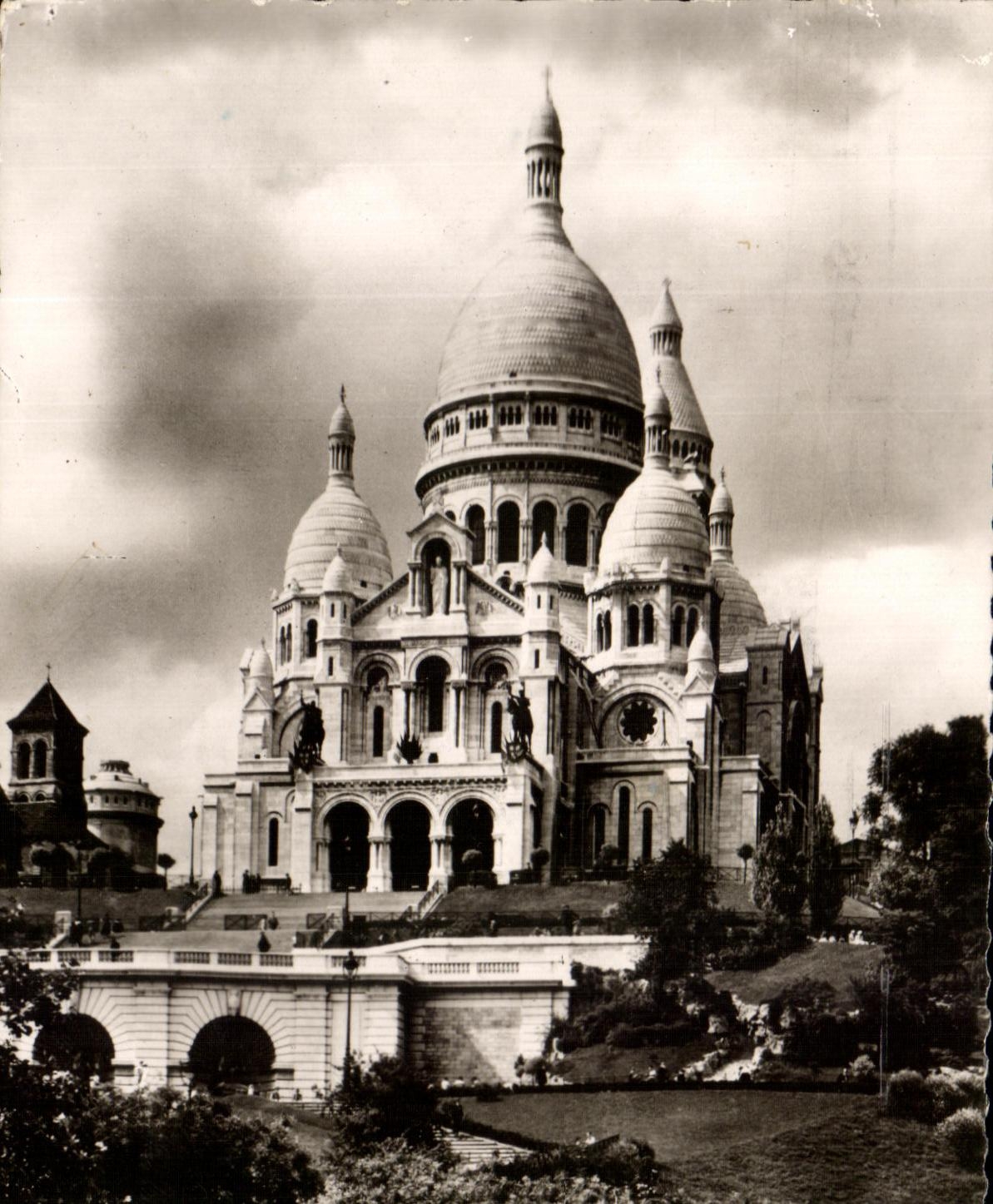 CPSM Paris While Strolling Basilica of the Sacring Heart De Montmartre