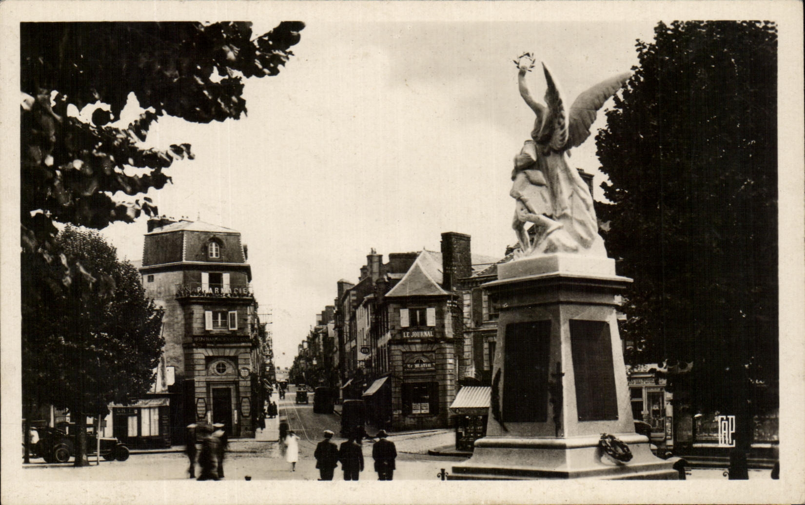 CPSM Avranches Monument aux Morts et la Rue de la Constitution