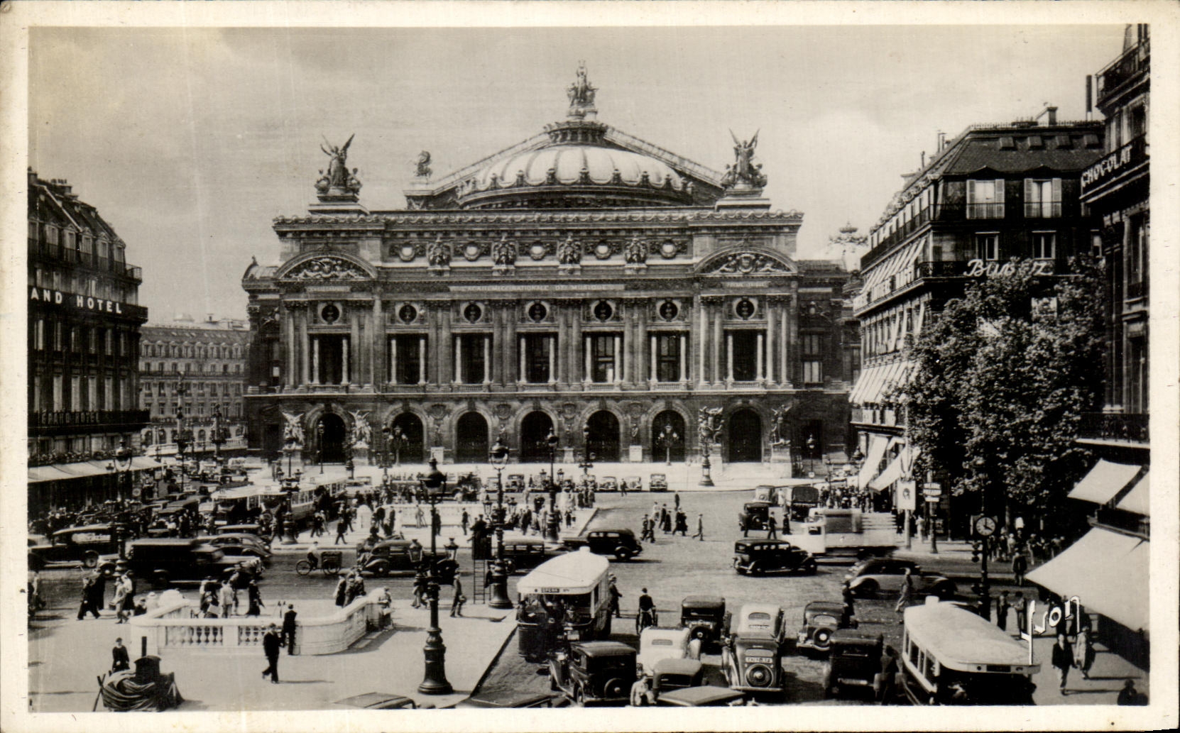 CPA Paris While Strolling Place of Opera