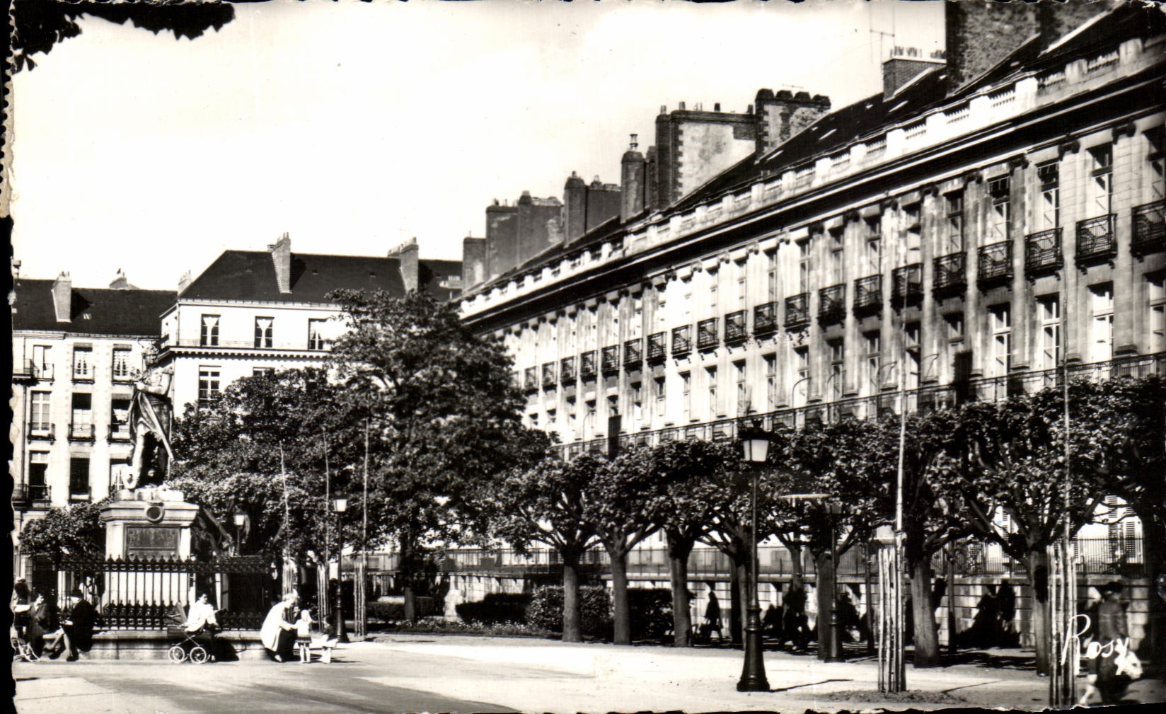 CPSM Nantes Cours et statue de Cambronne