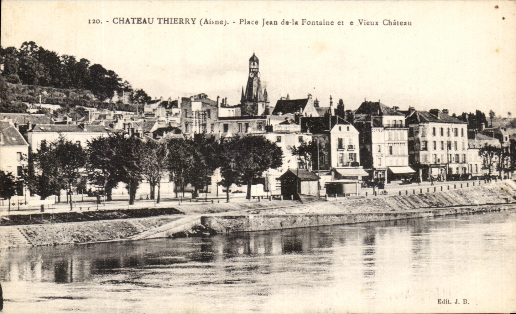 CPA Chateau Thierry Place Jean De La Fontaine Et E Vieux Chateau