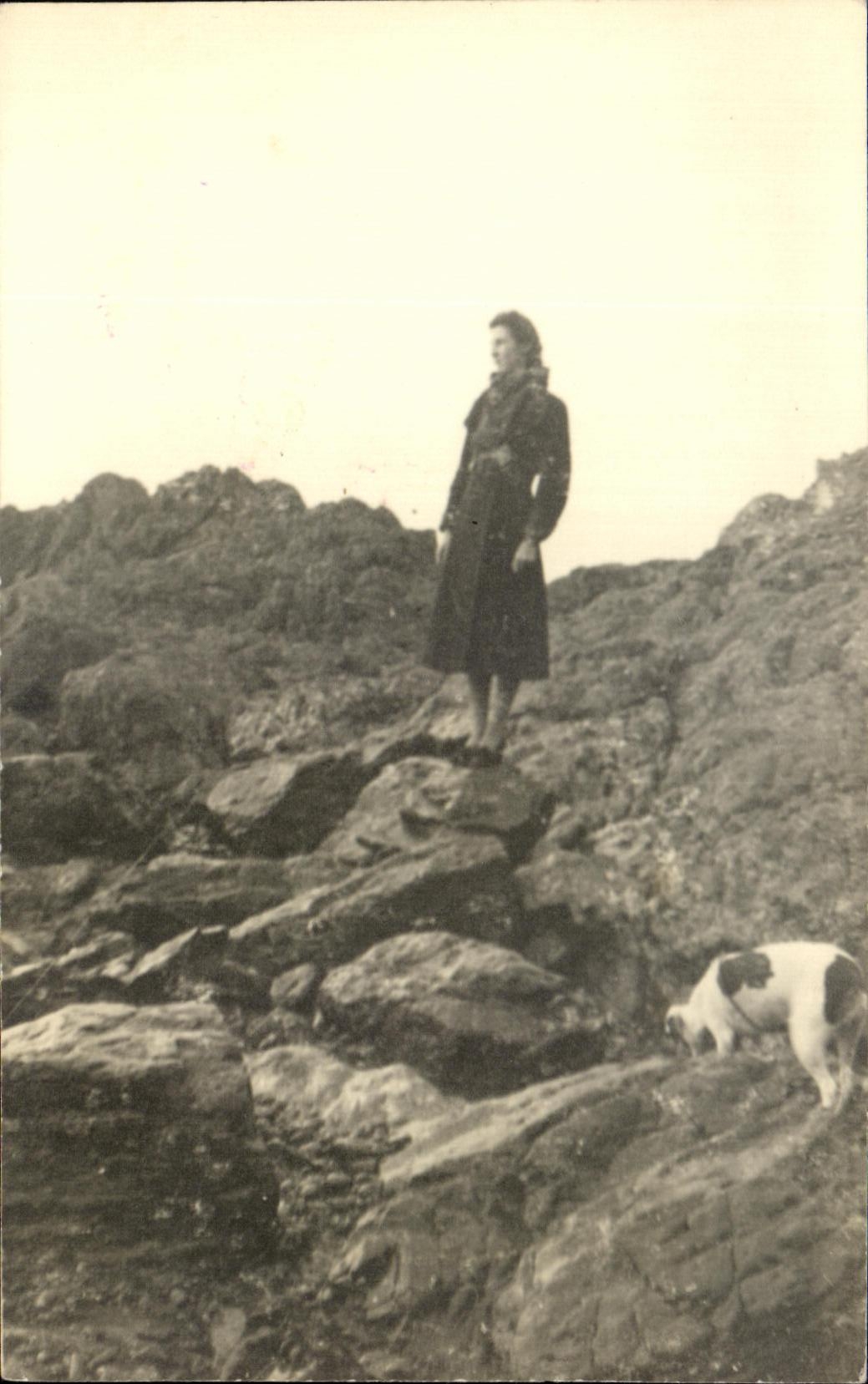 CARTE PHOTO Femme et chien sur les rochers 