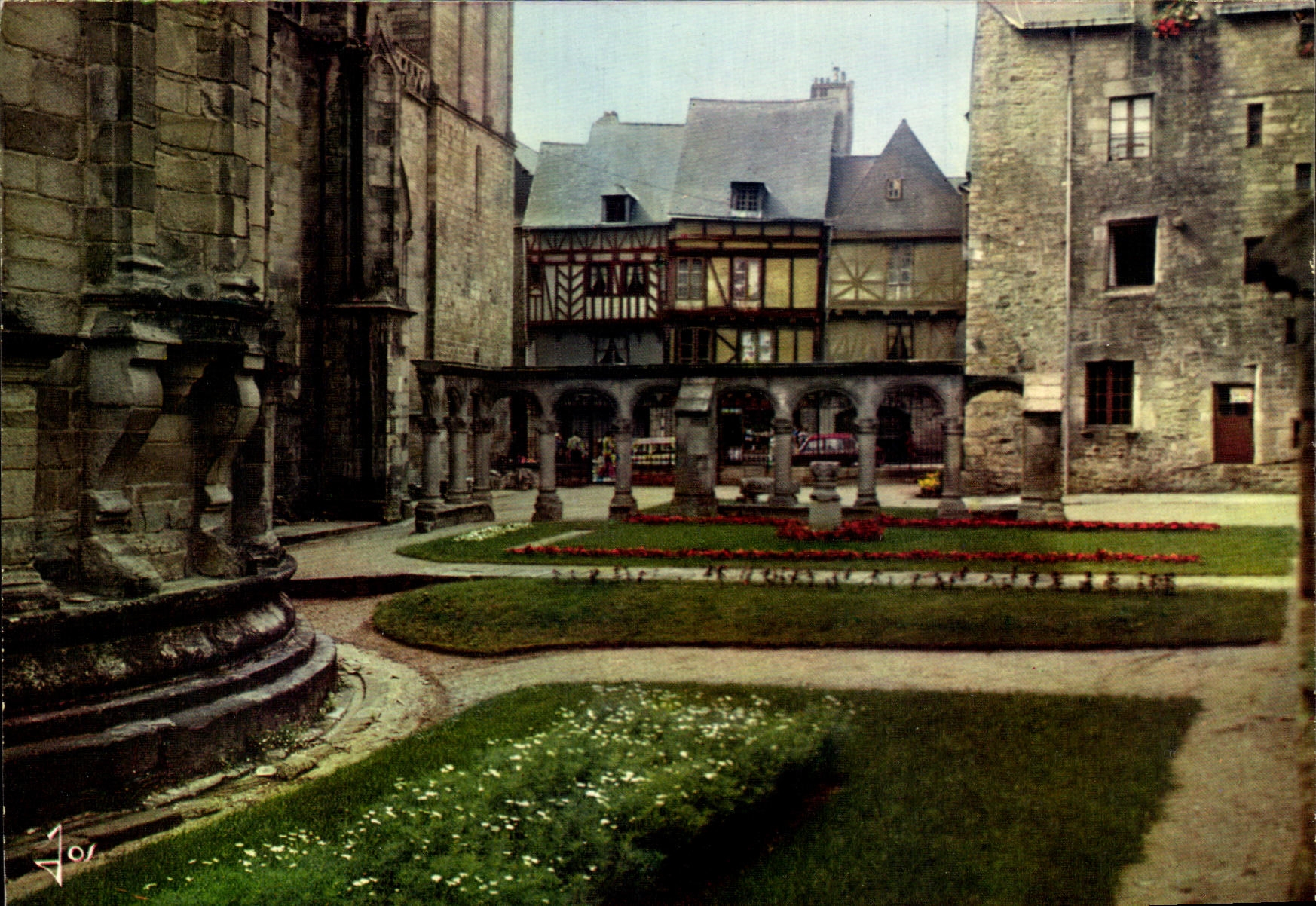 CPSM Bretana colorea las valvulas el renacimiento del claustro la catedral y las casas half-timbered