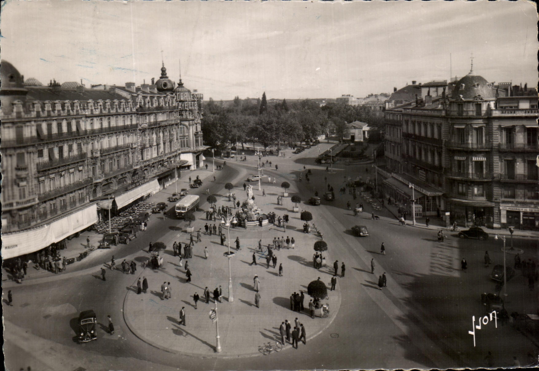 CPSM Montpellier Place de la Comedie oeuf