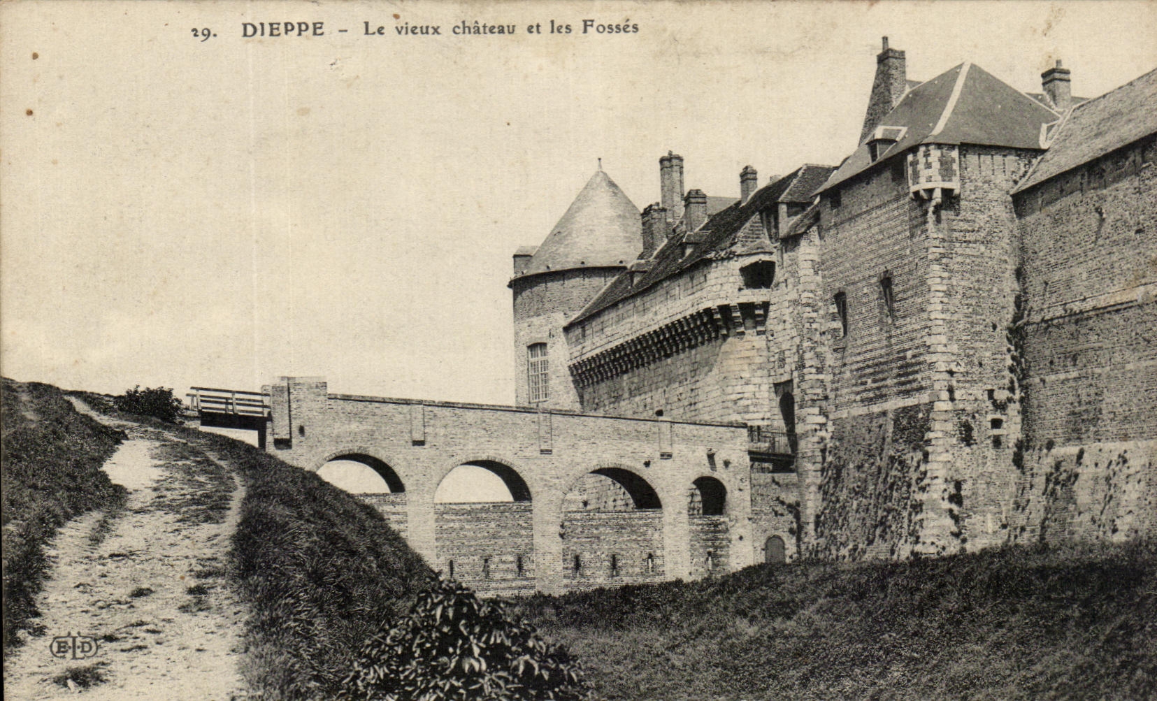 CPA Dieppe Le Vieux Et Les Fosses