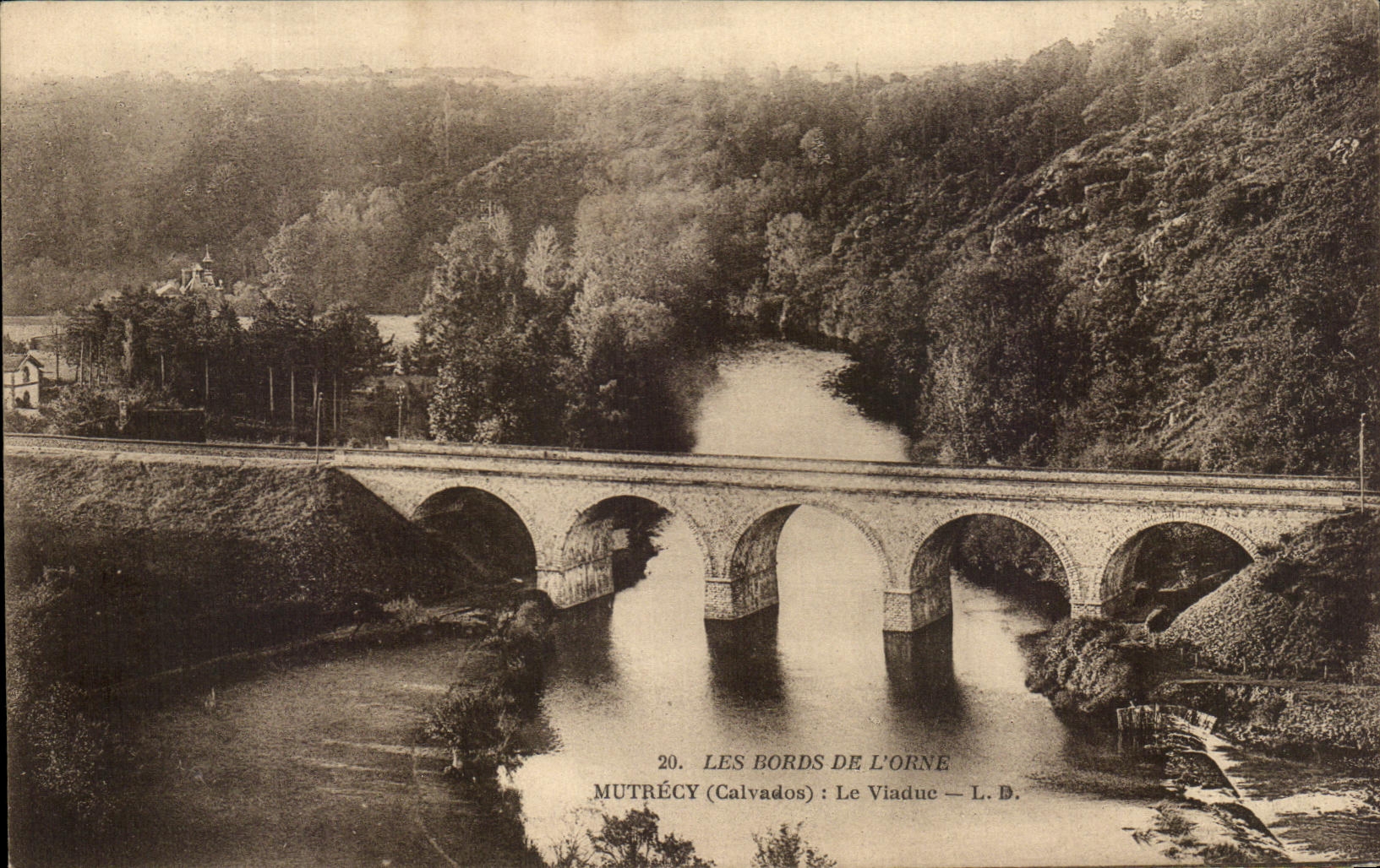 CPA Les Bords De L'Orne Mutrecy Le Viaduc
