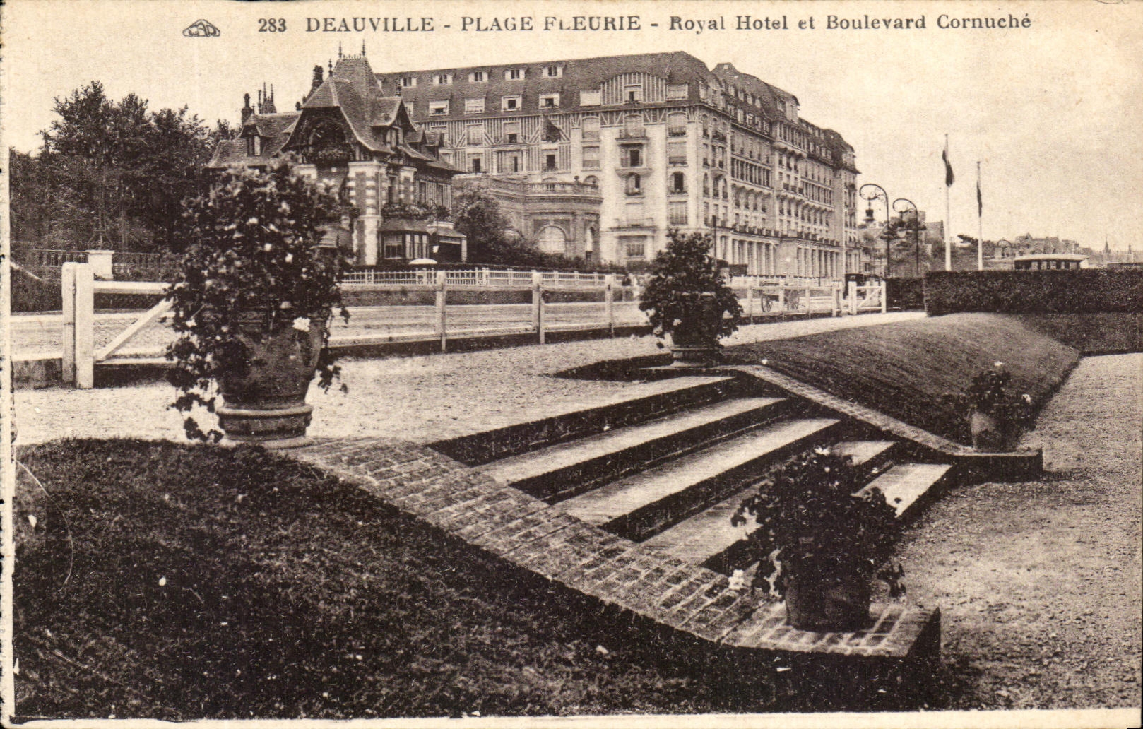 CPA Deauville Plage Fleurie Royal Hotel et Boulevard Cornuche