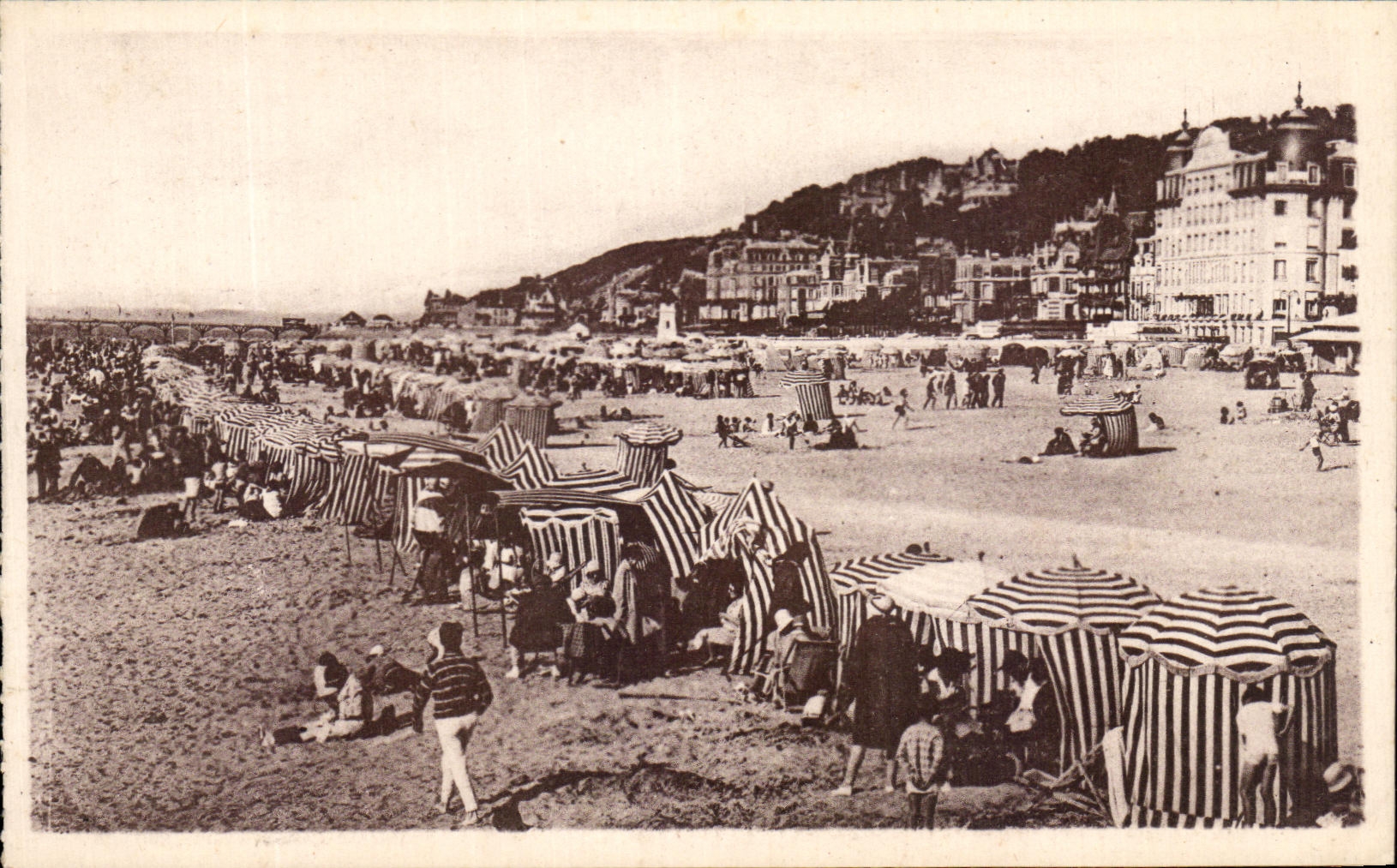 CPA Trouville La Queen Of Plages La beach and the tents