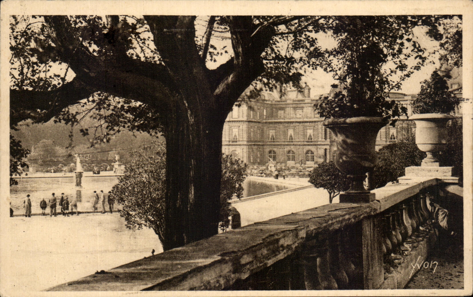 CPA Paris While Strolling Garden of Luxembourg