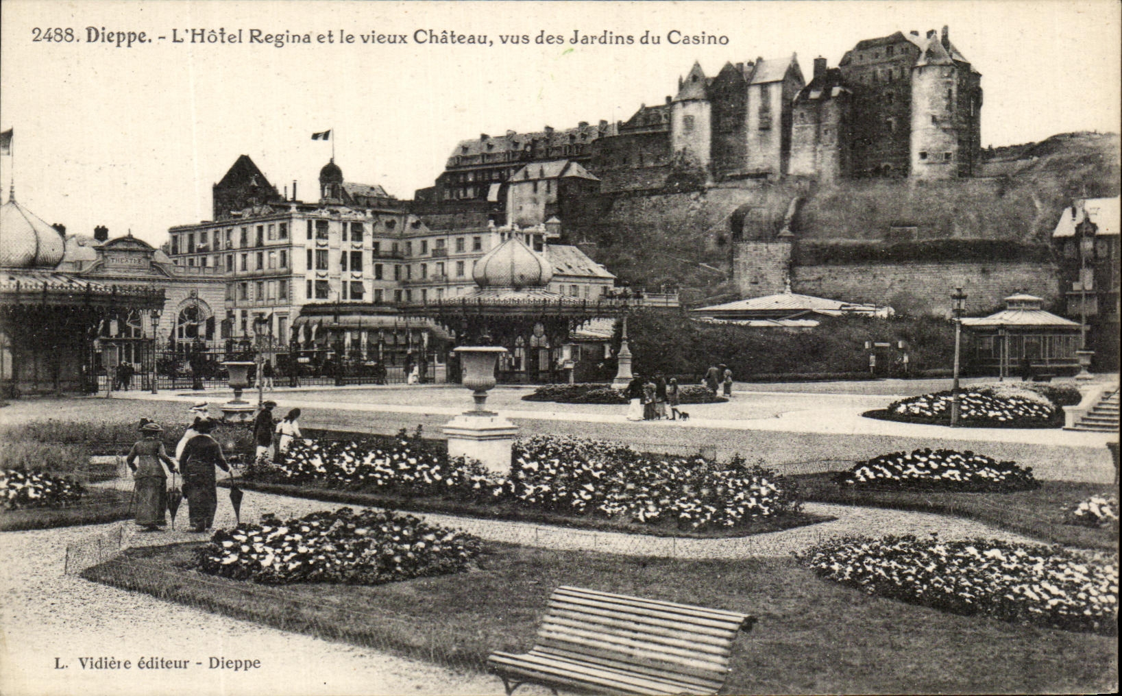 CPA Dieppe LHotel Regina Et le Vieux Chateau Vus Des Jardins du Casino