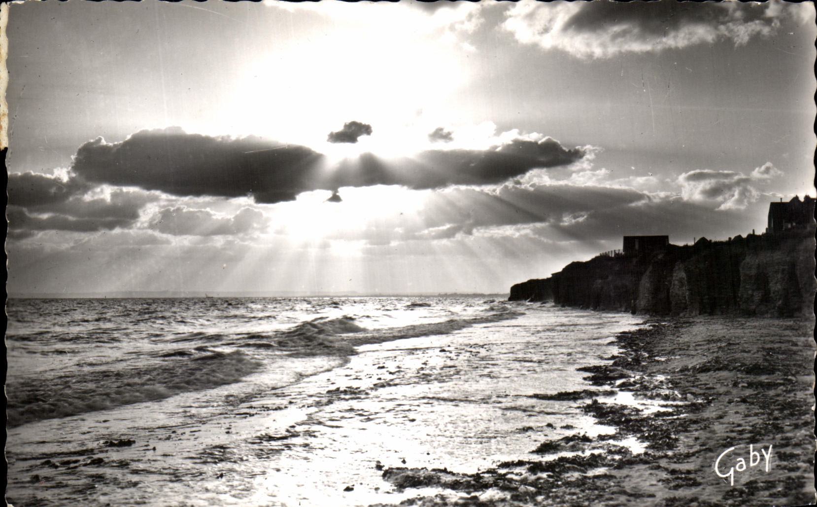 CPSM Lucas en el mar contra dia en los acantilados
