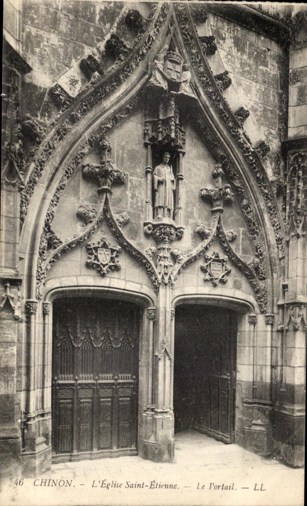 CPA Chinon the Church Saint Etienne the Gate