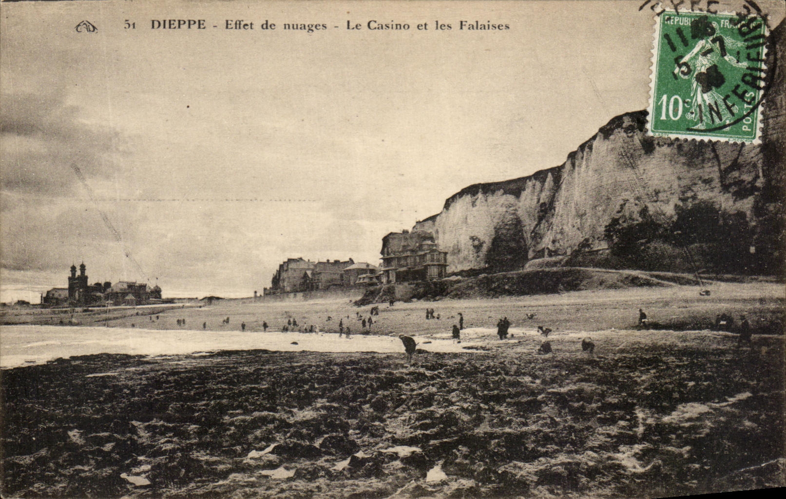 CPA Dieppe effet de nuages Le Casino et les Falaises