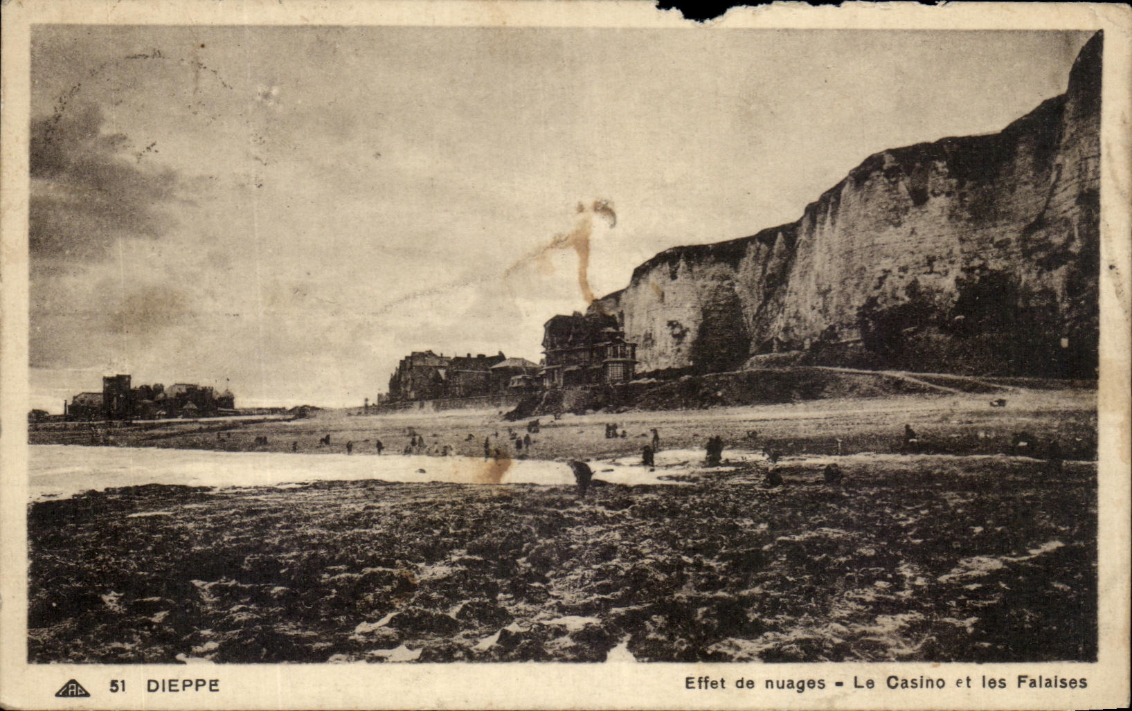 CPA Dieppe Effet de nuages La Casino et les Falaises