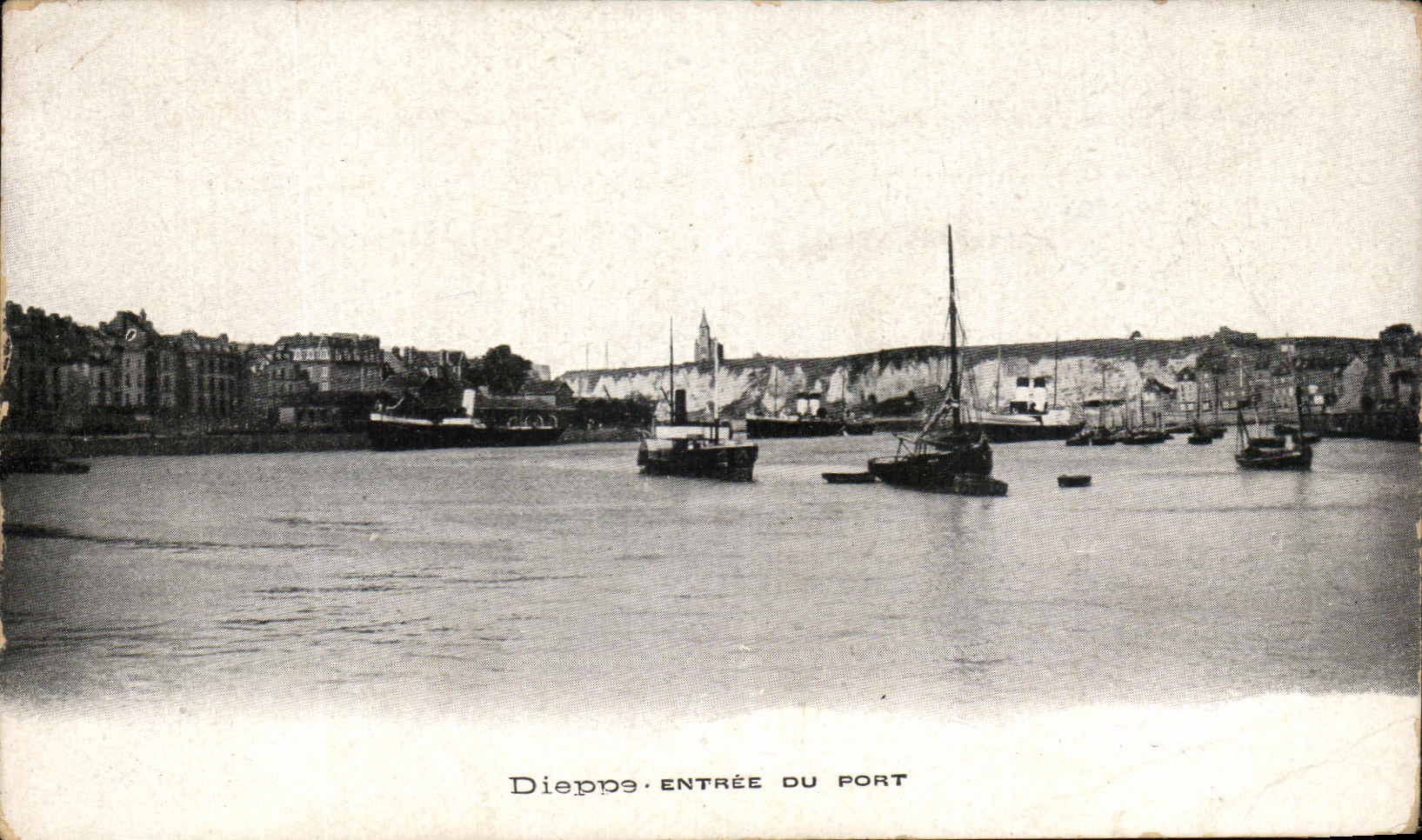 CPA Dieppe Entree du Port Bateaux