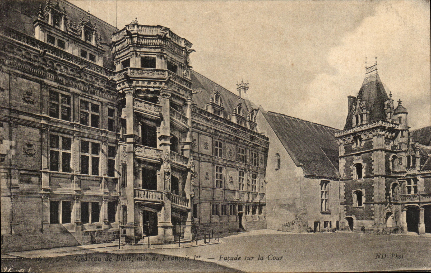 CPA Chateau de Blois Aile de Francois 1er Facade sur la Cour