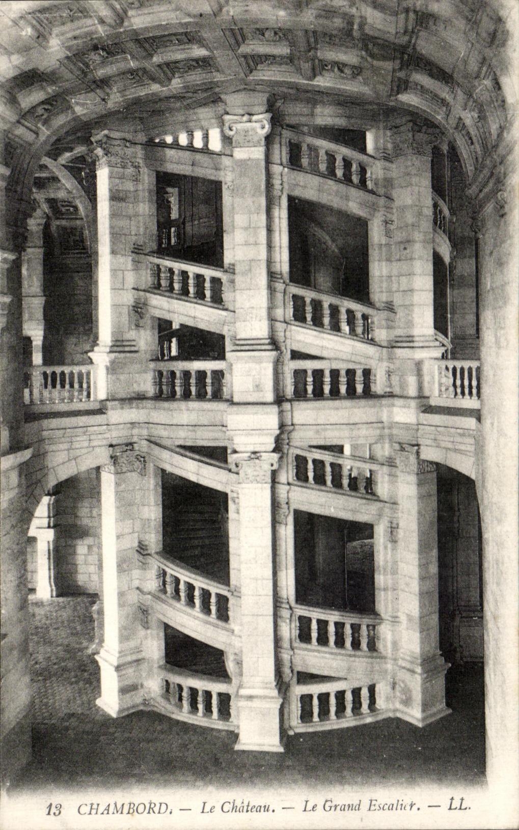 CPA Chambord Le chateau Le Grand Escalier