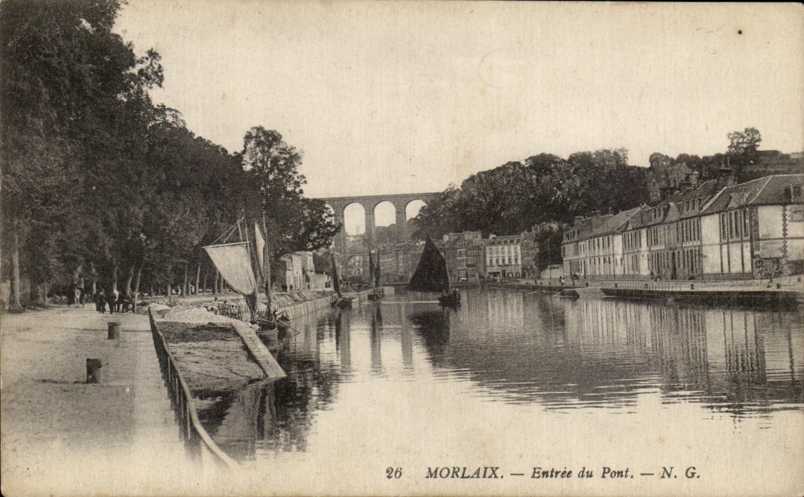 CPA Morlaix Entrance of the bridge