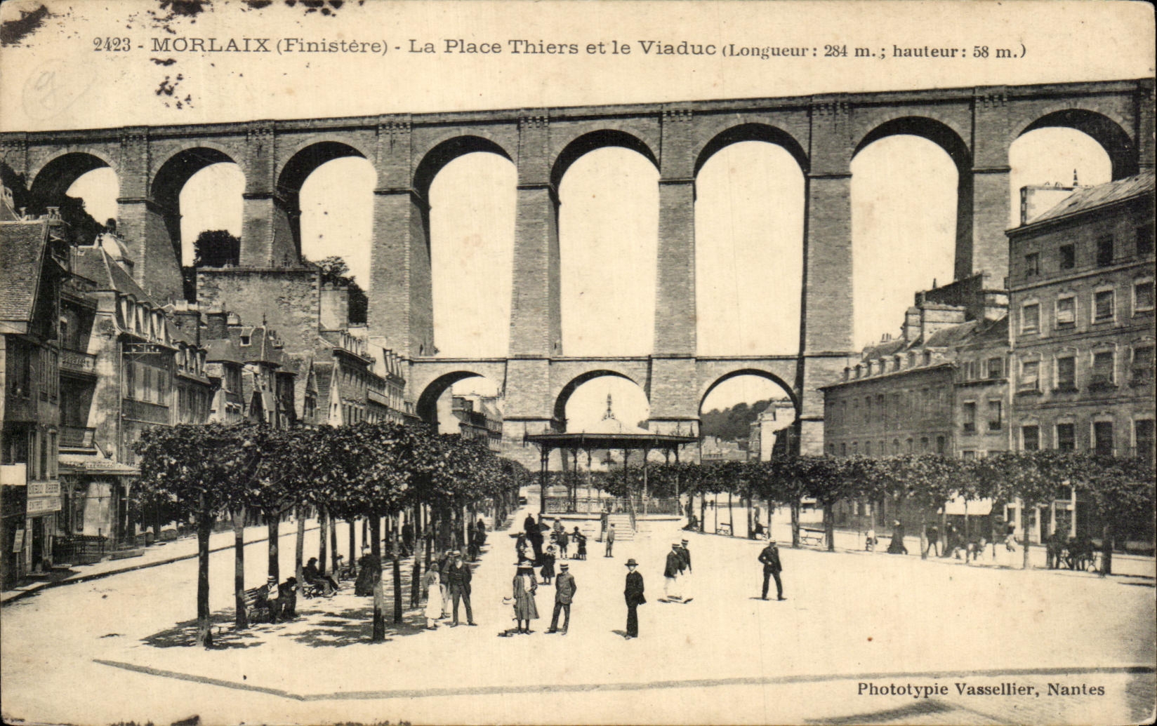 CPA Morlaix La Places Theirs and the Viaduct
