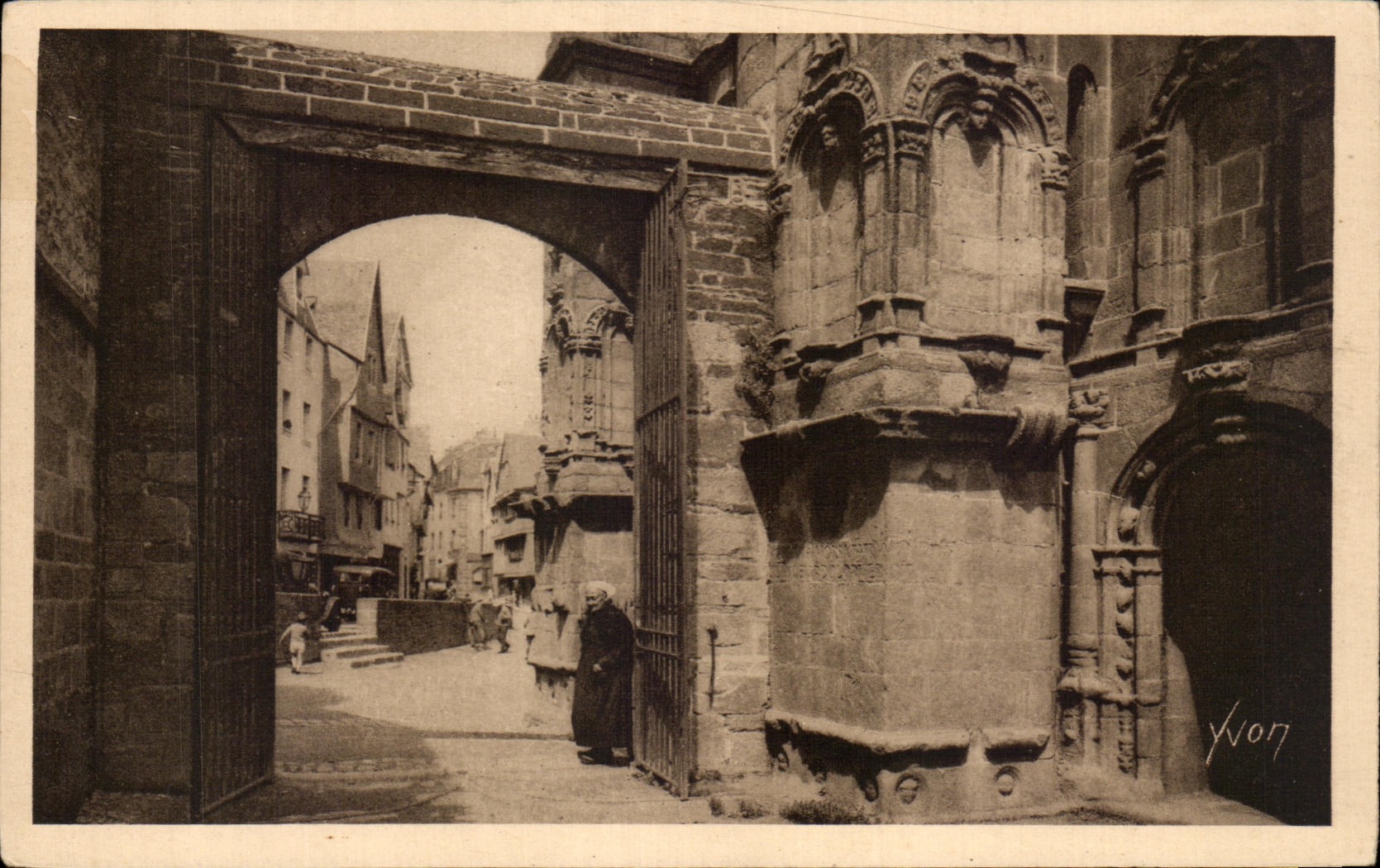 CPA Morlaix La Street Low Sight of the Church Saint Mathieu