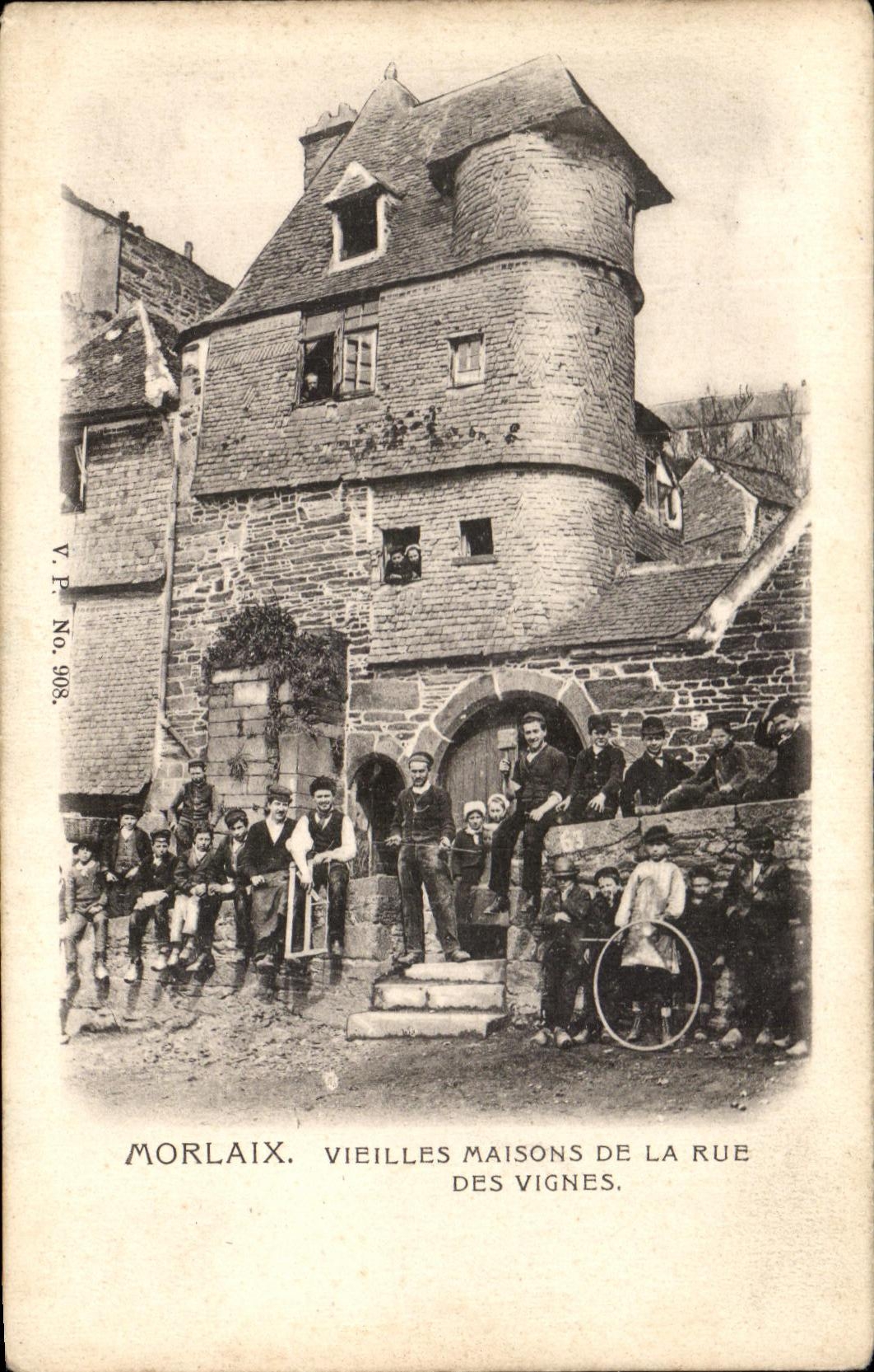 CPA Morlaix Old women Houses Of the Street Of the Vines Children