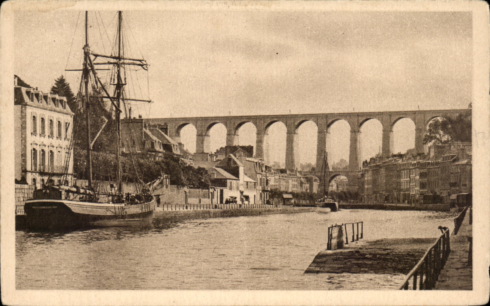 CPA Morlaix the Port And the Viaduct Boat