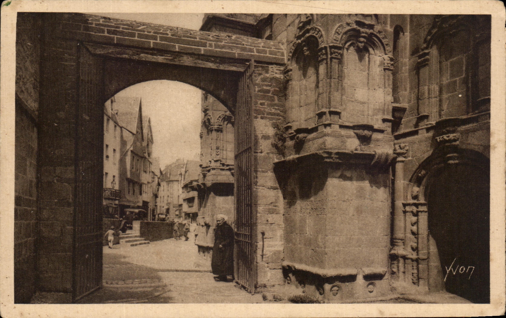 CPA Brittany Morlaix La street low sight of the church