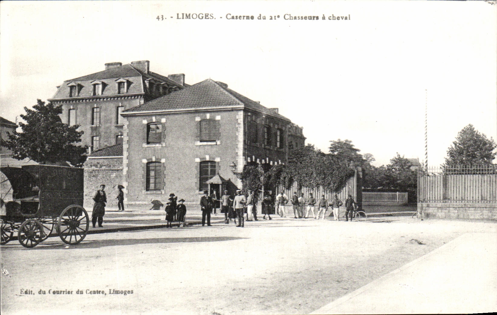 CPA Limoges Caserne Du Chasseurs a Cheval Militaria