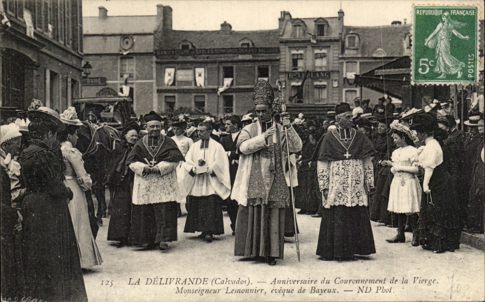 CPA La Delivrande Anniversaire du Couronnement de la Vierge Monseigneur Lemonnier Eveque de Bayeux