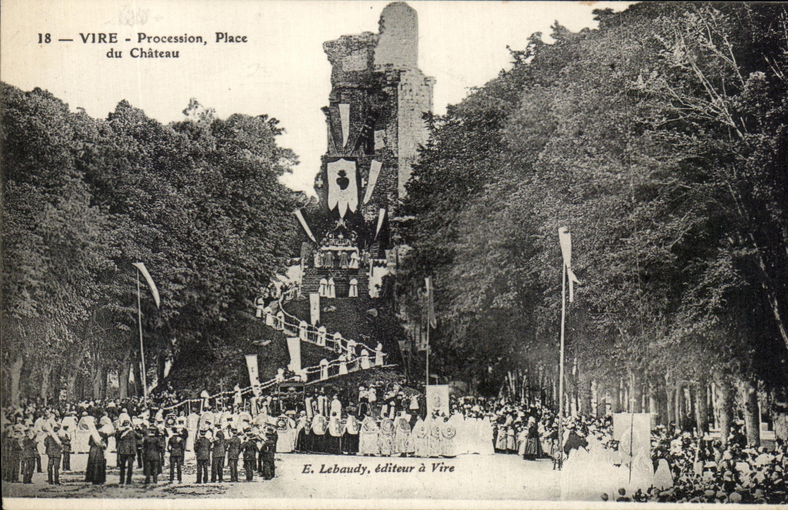 CPA Vire Procession Places Castle