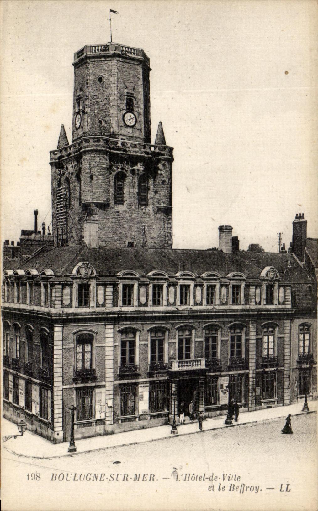 CPA Boulogne On Sea the Town hall and Beffroy