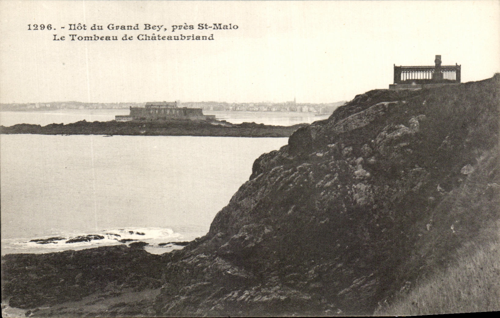 CPA Small island of the Large Bey Close St malo the Tomb of Chateaubriant