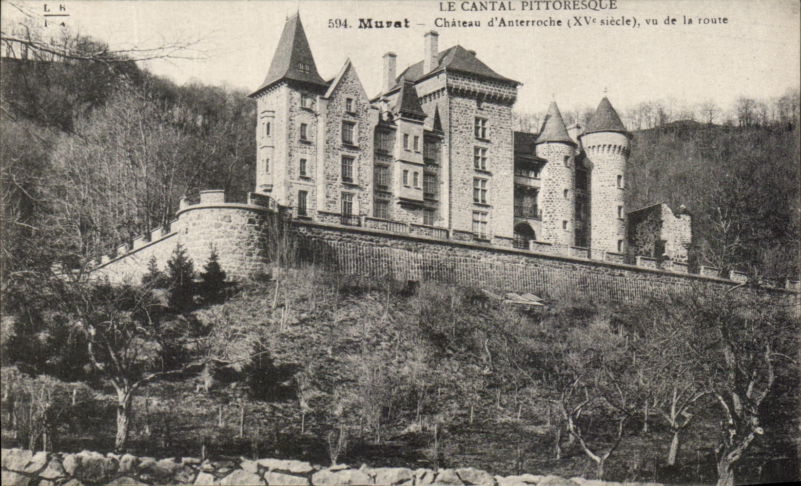 CPA Le Cantal Pittoresque Murat Chateau d'Anterroche Vu de la route