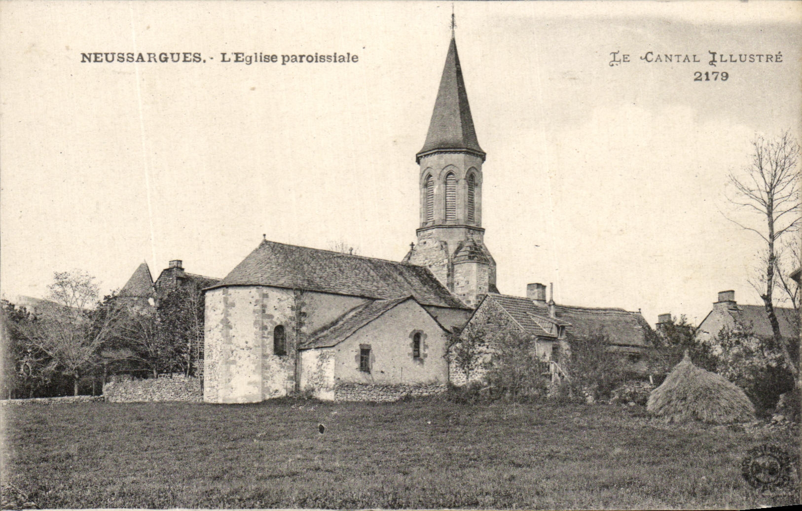 CPA Neussargues L'Eglise Paroissiale Le Cantal Illustre