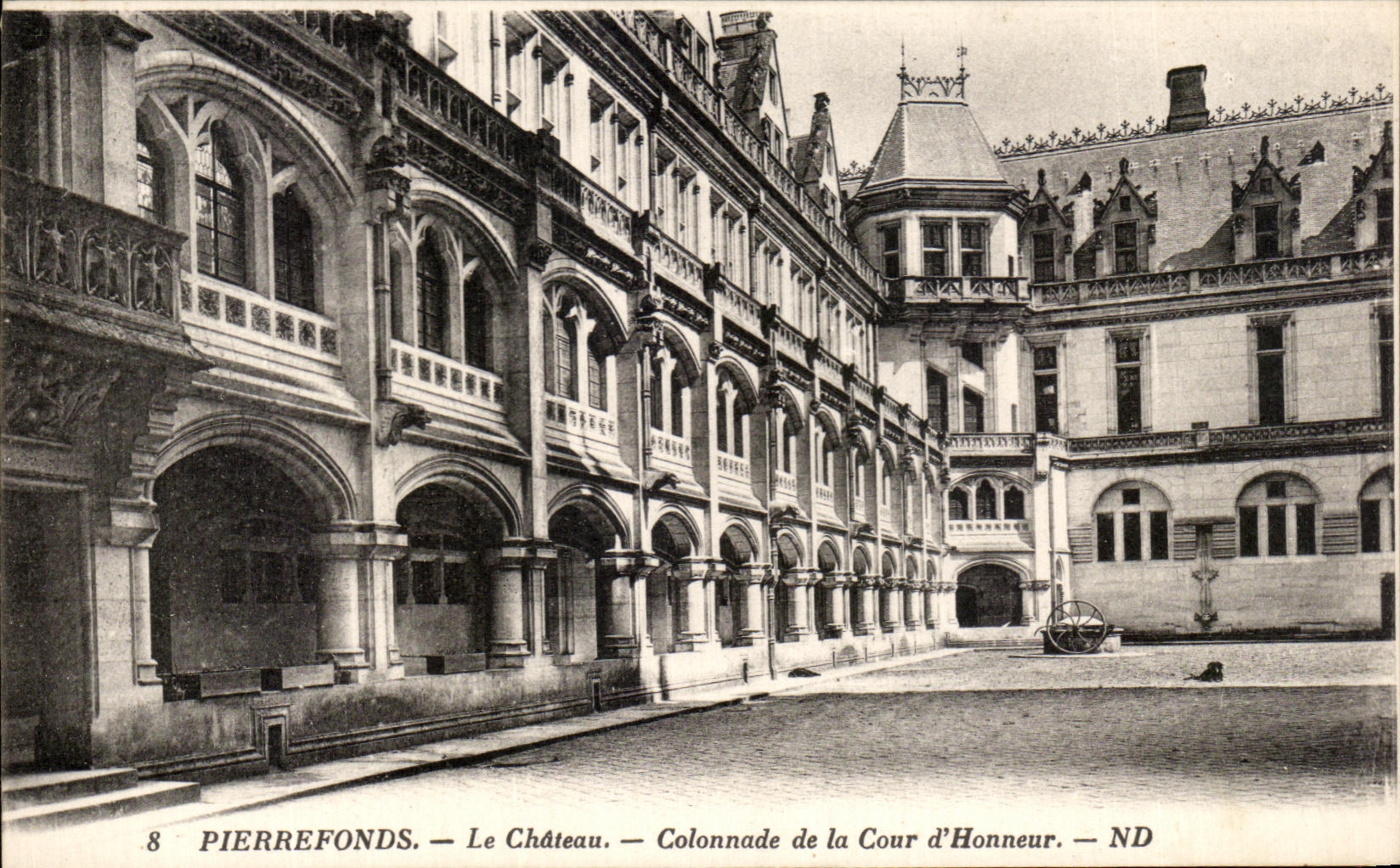 CPA Pierrefonds la columnata del castillo del patio principal