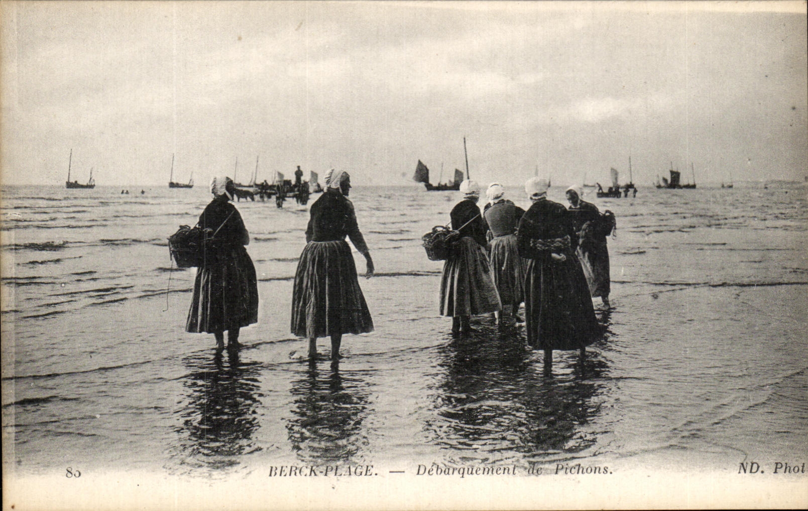 CPA Berck Plage Debarquement de Pichons Folklore