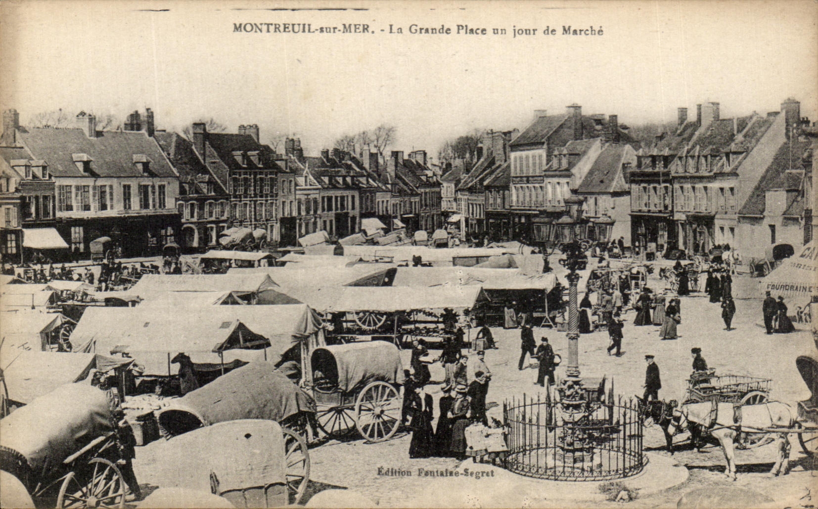 CPA Montreuil sur Mer La Grande Place un Jour de Marche TOP