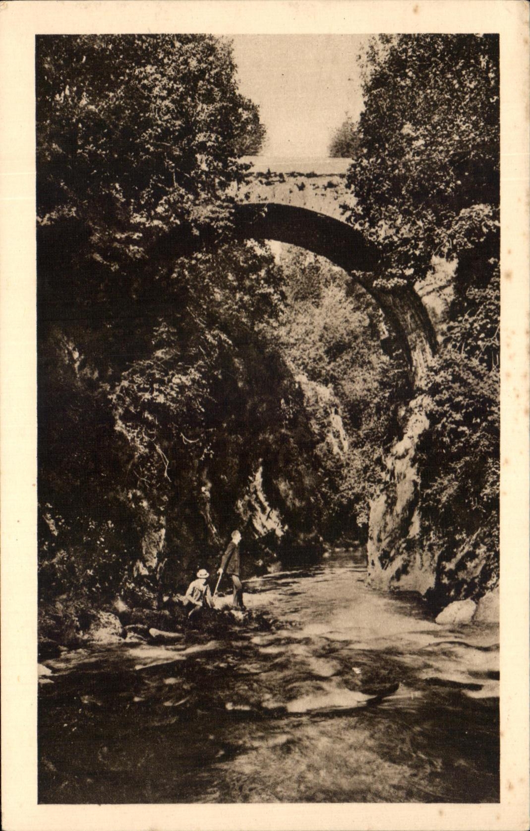 Alrededores de CPA del puente de Nantua Izernore del infierno