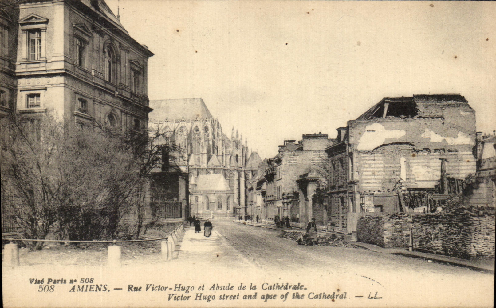 CPA Amisns Rue Victor Hugo et Abside de la Cathedrale Militaria