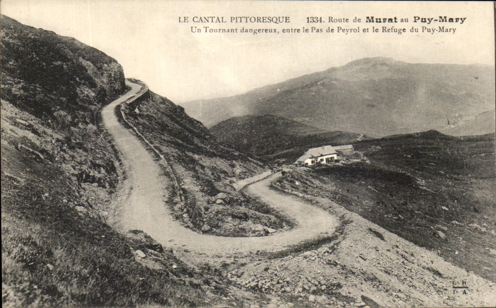 CPA Le Cantal Pitteresque Route de Murat au Puy Mary Un tournant dangereux refuge
