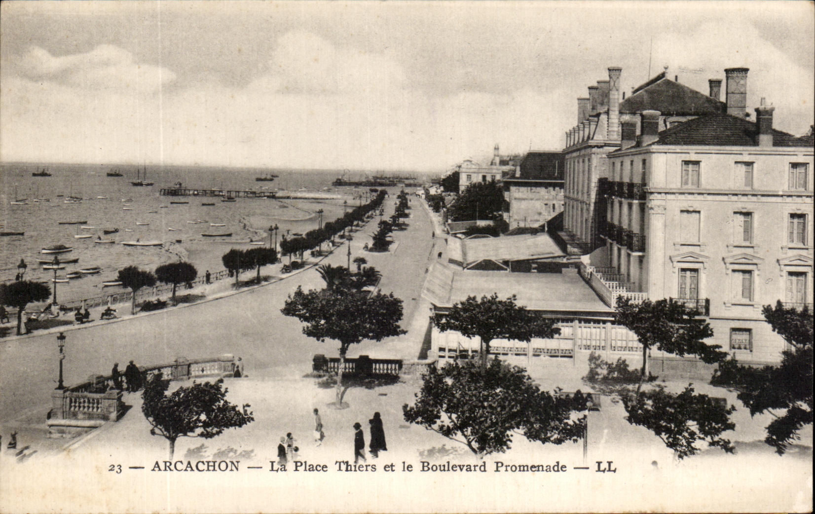 CPA Arcachon La Place Thiers et le Boulevard Promenade